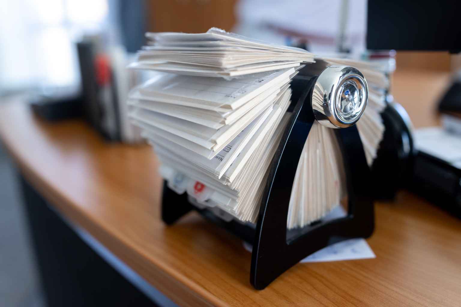 Schreibtisch mit Karteikarten-Halter